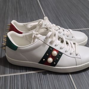 woman gucci sneaker authentic size 6 US